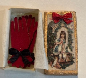 Guantes rojos miniatura para casa de muñecas en caja decorativa hechos a mano - Imagen 1 de 1