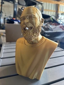 Post Malone Statue  - Bild 1 von 12