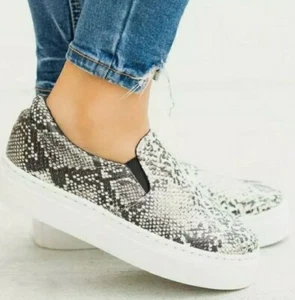 Qupid Shoes Royal-02C Stone & Black Snake Print Platform Slip On Sneaker SZ 5.5 - Picture 1 of 6
