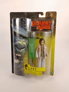 New Planet of the Apes Ari with battle flag 2001 by Hasbro (52108) - Picture 1 of 13