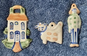 M A HADLEY ORNAMENTS, WALL PLAQUES - HOUSE, COW, BOY, SIGNED....3 PCS EXCELLENT - Picture 1 of 14