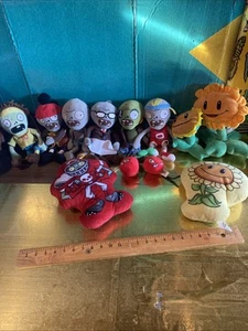 PLANTS VS ZOMBIES PELUCHE DA APPENDERE/VENTOSA DA COLLEZIONE, LOTTO DI 11 PELUCHE - Foto 1 di 24