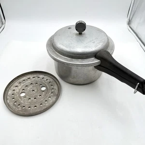 Olla a presión de aluminio vintage Mirro-Matic 394M 4 cuartos EE. UU. con estante - Imagen 1 de 12