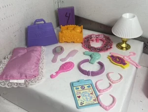 Vintage 80er 90er Zubehör Konvolut Barbie Aktentasche Spielzeugkiste Halskette Lampe Föhn - Bild 1 von 1