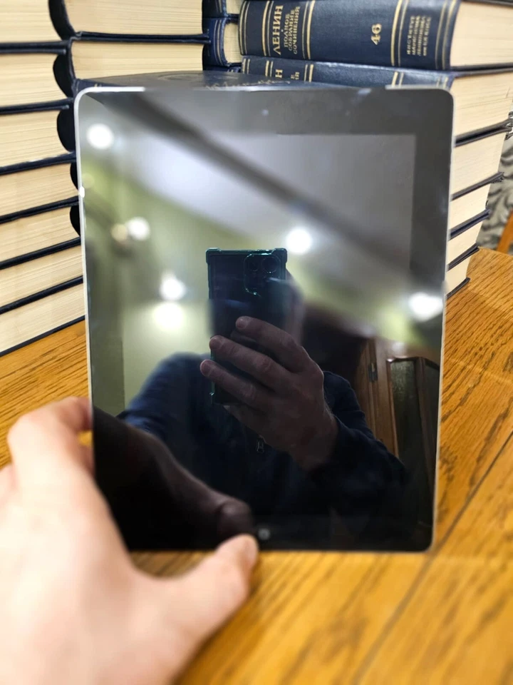 Apple iPad 10.2-inch A1396 on the iPad 2 (GSM model) 64GB, Wi-Fi  Gray Year 2011 - Image 1 of 4