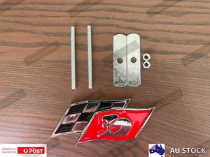 Red HSV Racing Flag Grille Badge Emblem Holden Commodore GTS R8 Clubsport - Foto 1 di 4