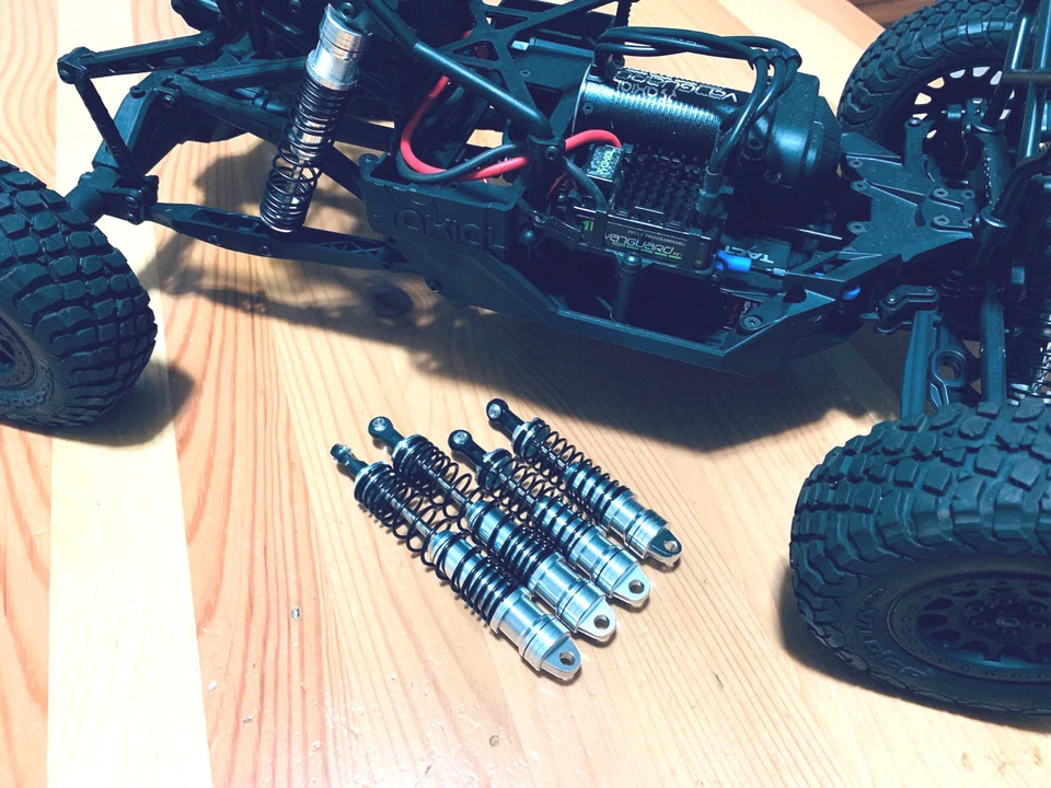 Amortiguadores de aluminio Big Bore para camión trofeo Yeti Score axial 1/10 plateado  Foto 1 de 4