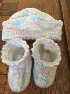 HAND KNITTED BABY BEANIE AND BOOTIES FIT 0/3 MTHS - Picture 1 of 1