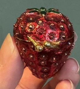 Vintage FLORENZA Red Gold-tone Strawberry Trinket / Pill Box Kiss Lock Closure - Picture 1 of 8