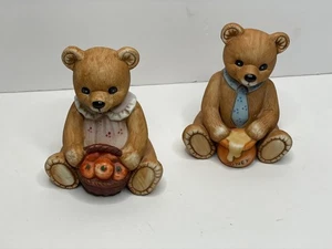 JUEGO DE OSOS DE PELUCHE VINTAGE HOMCO DE CERÁMICA SENTADOS CON MACETA DE MIEL Y CESTA DE MANZANAS - Imagen 1 de 7