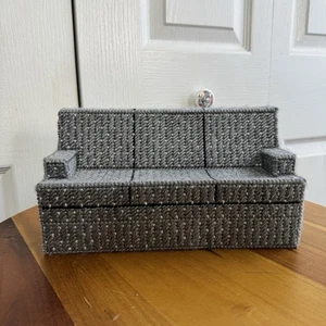 Sofá de punto de cruz hecho a mano con punta de aguja muebles de moda para casa de muñecas - Imagen 1 de 4