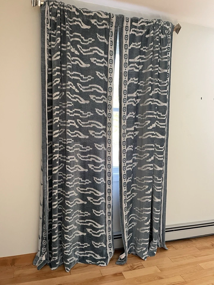 Cortinas cortinas Anthropologie azul com estampa de animais, em excelente estado usado, conjunto de 6 painéis, 86” - Imagem 1 de 4