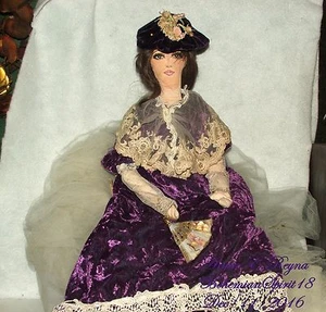 ARTURO E. Reyna VIKTORIANISCHES MÄDCHEN LILA SAMTKLEID MENSCHENHAAR SIGNIERT LUMPEN PUPPE - Bild 1 von 12