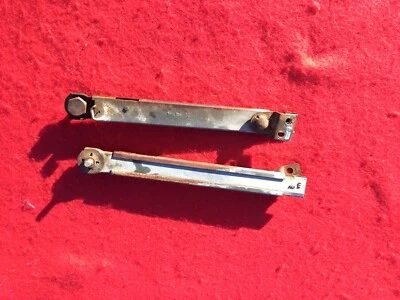 Brazos de apoyo de puerta levadiza trasera International Scout 800 1961-1971. Foto 1 de 3