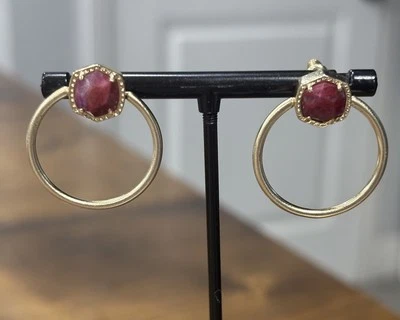 Pendientes de aro de oro Davie con bolsa antipolvo Kendra Scott frambuesa labradorita Foto 1 de 4