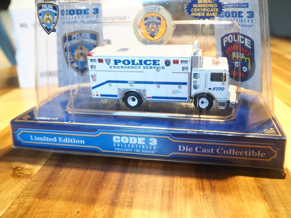 Code 3 NYPD 1:64 Limited Edt. Mack Saulsbury Heavy Rescue - Bild 1 von 4