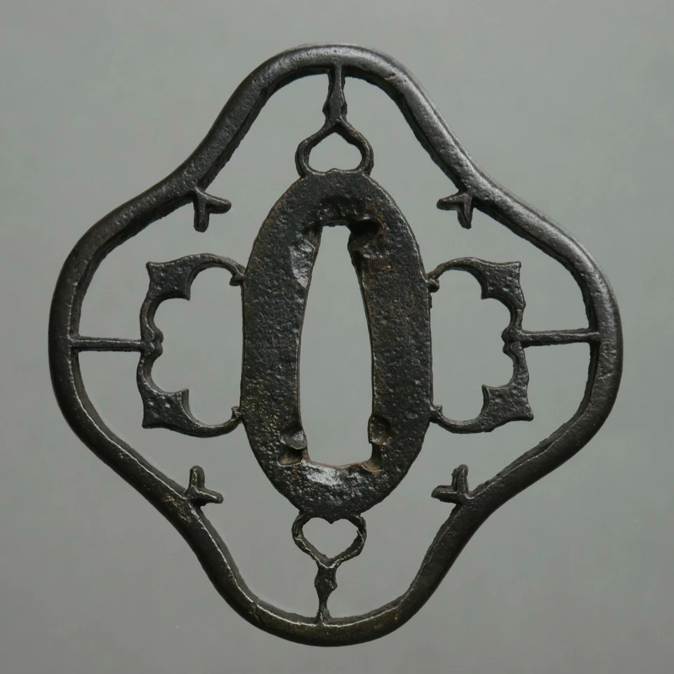 Yotsu-mokkō, ji-sukashi: inome on axis, ryō-hitsu mukaiai-myōga (Owari) T745392 - Image 1 of 4