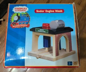 Thomas & seine Freunde Holzeisenbahn Sodor Lok Waschzug Gebäude Gullane 01*lesen - Bild 1 von 15