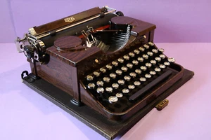 Macchina da scrivere Royal vintage rara colore marrone P88-277639 ottime condizioni - Foto 1 di 24