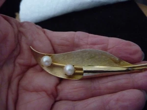 GOLD TONE FLOWER W 2 CULTURED PEARLS 3'' L X 1/2'' W PIN #15/22 - Bild 1 von 3