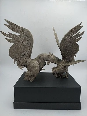 Coqs de combat en métal argenté . - Photo 1/4