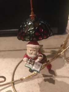 TREVCO/ENESCO LIKE CHRISTMAS ORNAMENT: SANTA READING BESIDE TIFFANY LAMP NEW - Picture 1 of 7