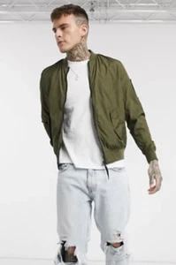 Bershka Hombres Nailon Chaqueta de Bombardero Verde Militar Bolsillos con Cremallera Ligera XL Nueva  - Imagen 1 de 12