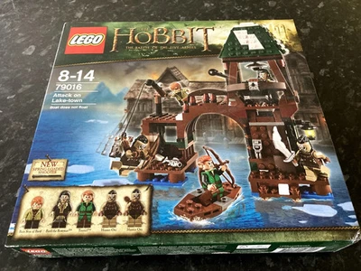 Новый и запечатанный • LEGO 79016 • Хоббит: нападение на Лейк-таун (все фигурки включены) - Изображение 1 из 4