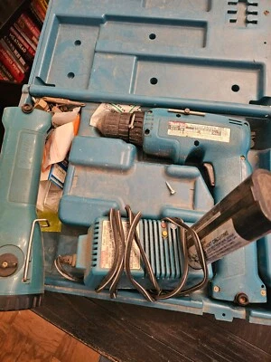 Makita 6095D DC9,6V 3/8 Zoll Akku-Bohrschrauber und Ladegerät -2 Akkus und Licht - Bild 1 von 4