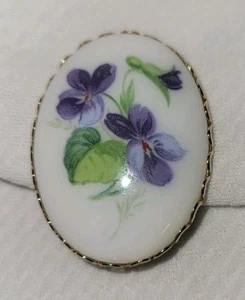 Vintage Purple Flower Ceramic Oval Gold Tone Brooch Scalloped Edge - Picture 1 of 6