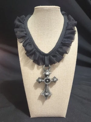 Collar Cruz Gótico de Goma Negro - Colgante de Plata Ornamentado, Encaje con Volantes... Foto 1 de 4