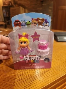 Disney Junior Muppet Babys Miss Piggy & Geburtstagstorte *poseable* 14017 - Bild 1 von 6