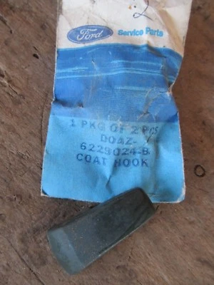 NOS 1970 1971 1972? Gancho para abrigo Ford Mustang Torino Fairlane camión? DK GREEN cantidad 1 Foto 1 de 2