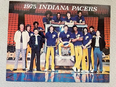 Foto original emitida por el equipo Indiana Pacers 1974-75 G. McGinnis, R. Brown, Knight Foto 1 de 3