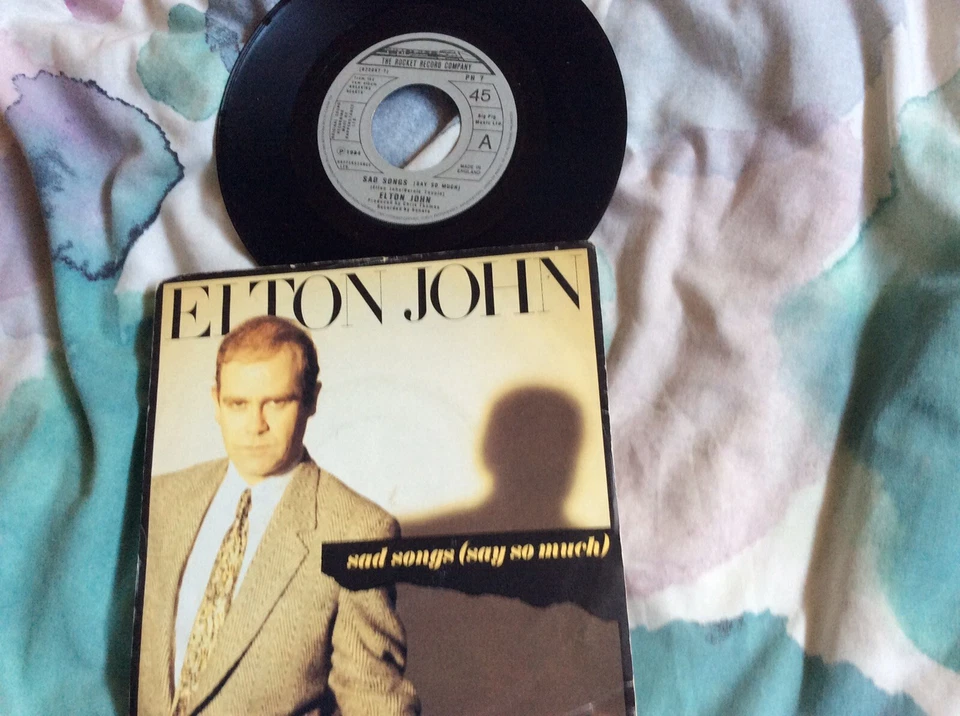 "Cubierta de vinilo de 7"" de Elton John Sad Songs (Say So Much) en blanco y negro de A Simple Man" Foto 1 de 2