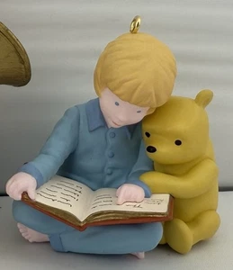 Story Time with Winnie the Pooh NUEVO sello 2000 adorno Christopher Robin también - Imagen 1 de 4