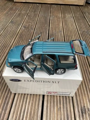 UT MODELS DIECAST 1/18 FORD EXPEDITION REGULAR XLT METALLIC GREEN 22717 - Image 1 of 4