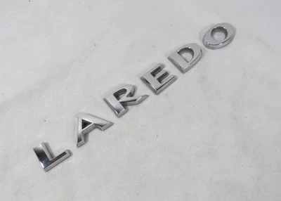 Jeep Grand Cherokee Laredo emblema para puerta levadiza trasera 2005-2018 logotipo de insignia cromada Foto 1 de 3