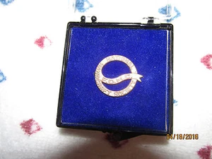 Vintage Pin Pinback NATIONAL HANDCRAFT SOCIETY F.O.M.C. Hamilton Gold Finish - Bild 1 von 4