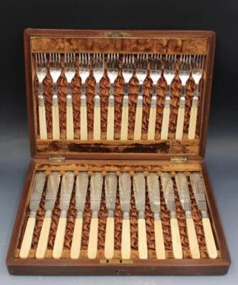 Juego de 12 tenedores y cuchillos de pescado victorianos ingleses de la década de 1890 estuche ajustado Foto 1 de 4