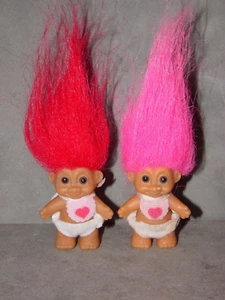 2 Troll Puppen 2 Zoll Russ stehend Baby Herz Valentinstag Neu alter Bestand - Bild 1 von 1