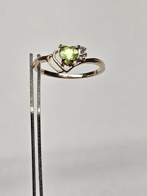 10K Yellow Gold Ring Hear Peridot 3 Diamond Accents Size 8 1.6 Grams. - Image 1 of 4