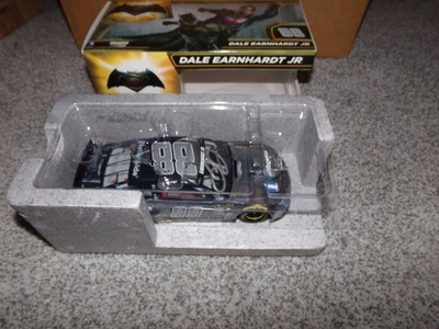 1/24 DALE WONHARDT JR #88 NACIONAL BATMAN AUTOGRAFIADO 2016 LIONEL NASCAR Foto 1 de 4