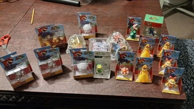 Gran Lote de Figuras Nintendo de Super Mario Jakks World y 3 Juguetes Happy Food  Foto 1 de 4