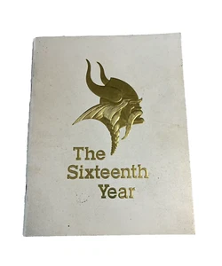 Revista de fútbol americano The Sixteenth Year Minnesota Vikings 1976 1977 RARO Bud Grant - Imagen 1 de 5