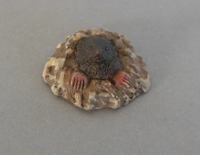 DEKOPROJEKT Maulwurf ca. 1,5 cm hoch für Krippenfiguren Größe 9 cm - 11 cm Polyresin bemalt