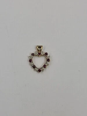 Colgante corazón reversible de oro amarillo de 14K, rubí, esmeralda y diamantes Foto 1 de 4