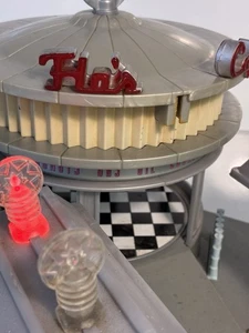 Mattel Disney Cars Flo's V8 Cafe Spielset LICHTER! H8880 Zapfsäule Tankstelle - Bild 1 von 24