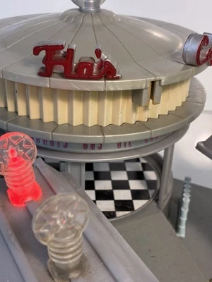 Mattel Disney Cars Flo's V8 Café Juego ¡LUCES! Gasolinera H8880 Foto 1 de 4