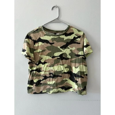 Camiseta corta H&M dividida para mujer mediana camuflada cuello redondo algodón  Foto 1 de 4
